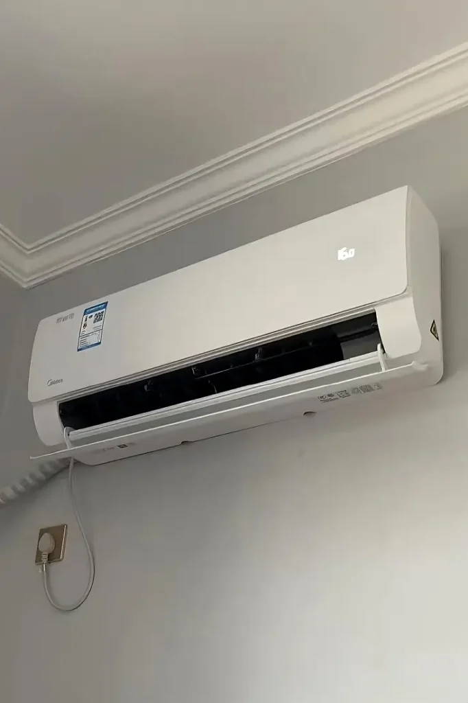 Split wall mounted air conditioner